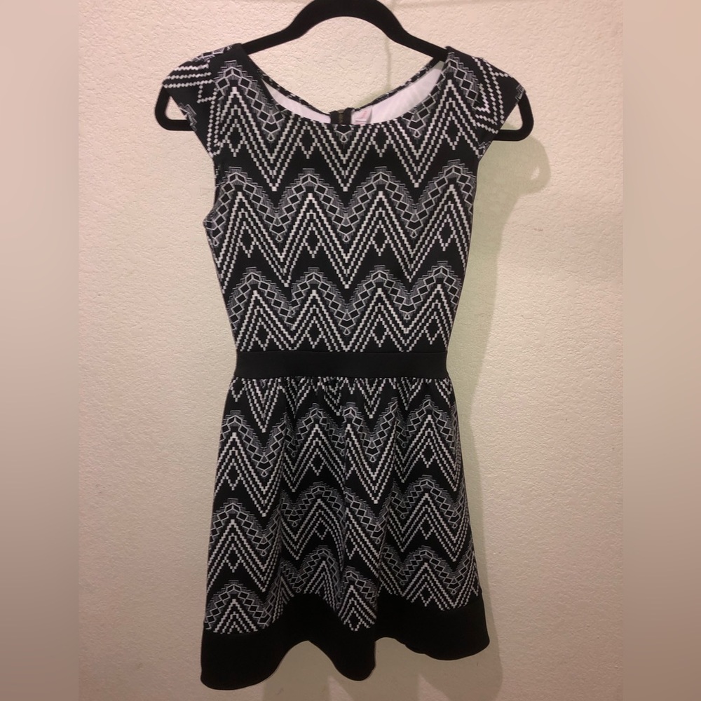 Xhilaration cap sleeve geometric dress